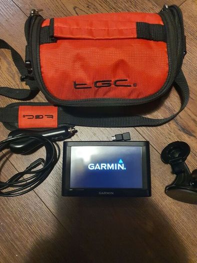Garmin nuvi 52 portable car GPS unit with case and accessories