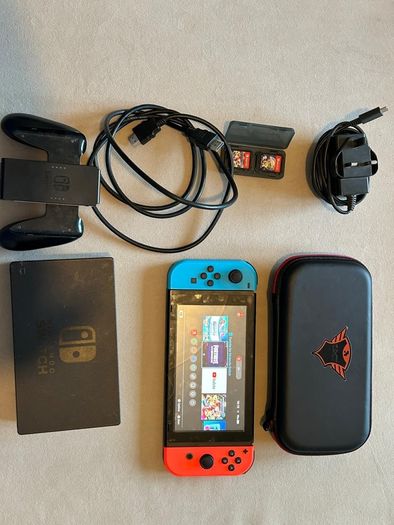 Nintendo Switch Plus 4 Games and Case.