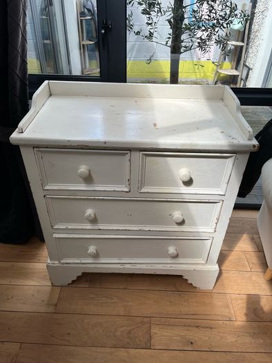 chest of drawers