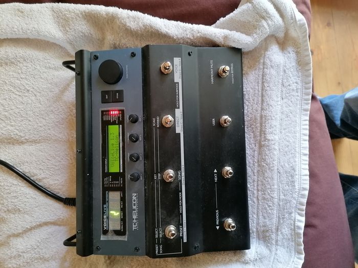 TC Helicon TFW001 Acoustic Guitar Vocal processor Voicelive harmony