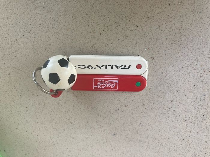 Coca Cola Italia 1990 key ring pen rare