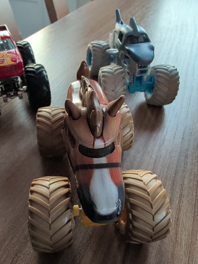 Hot wheels Monster mover with 10 Monster trucks