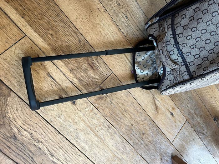 wheeled suitcase bag with long handle and short carry handles