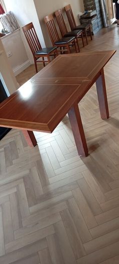 Extendable table with 4 chairs
