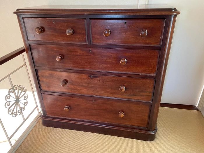 Mahogany chest of drawers