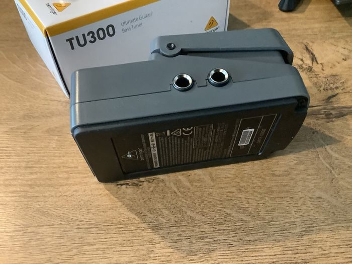 Behringer TU300 Chromatic Tuner pedal box