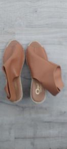 tan leather wedge samdals size 6