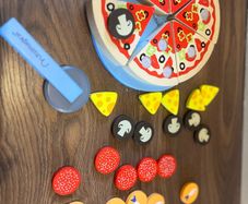 Wooden magnetic pizza play set