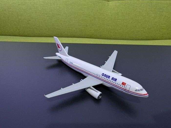Onur Air 1:200 scale model airplane, Airbus A320 aircraft, made by Wooster, NEW