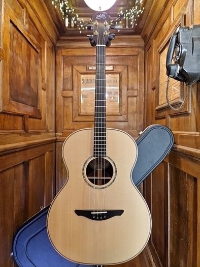 Avalon T-30 Tenor Guitar