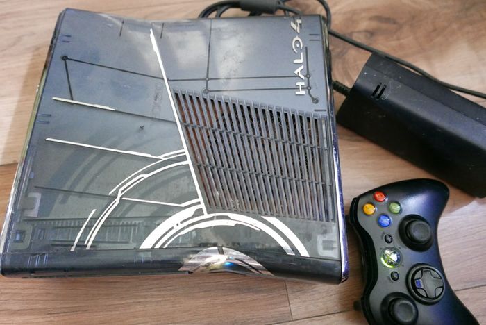 Xbox360 250GB - special edition - Halo4 +1Pad (one game)