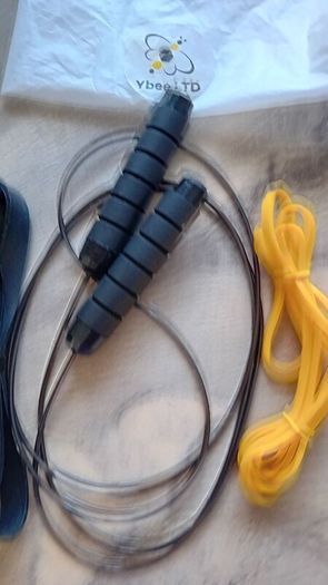 Fitness skipping rope and 2 resistance bands.