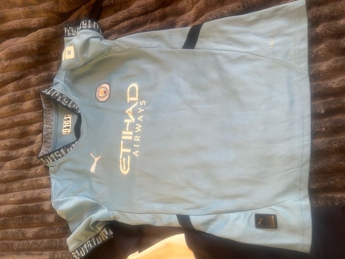Man City tracksuit & tee shirt age 10-12 years