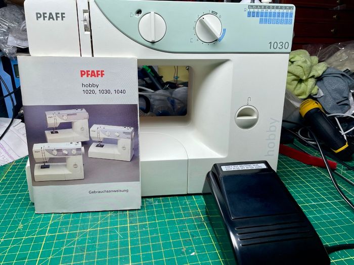 PFAFF hobby 1030 Heavy Duty Sewing Machine - Just serviced - like new condition
