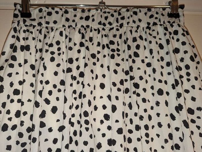 Perfect for Summer. Gorgeous black and white midi skirt
