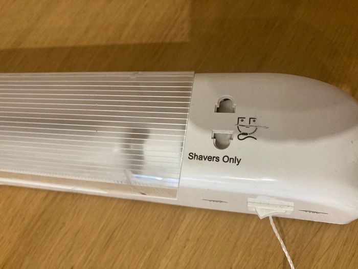 Shaver socket / light