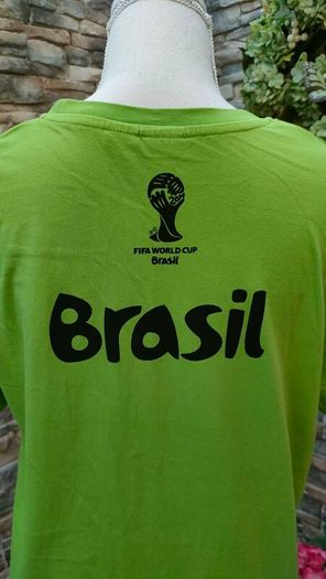 Official FIFA 2014 Brasil World Cup T-shirt  Size medium  Perfect condition  Print front and Back