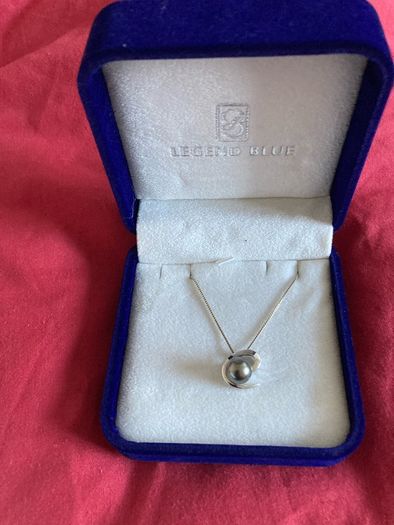 Black pearl pendant  ( with certificate)