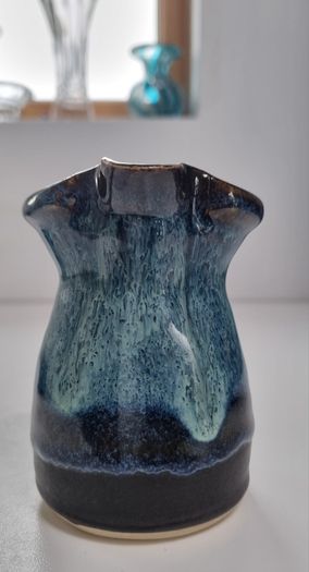 Stunning Bernard Kavanagh Handmade Irish Pottery Creamer & Dish Set