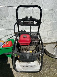 Petrol power washer and professional cleaning equipment