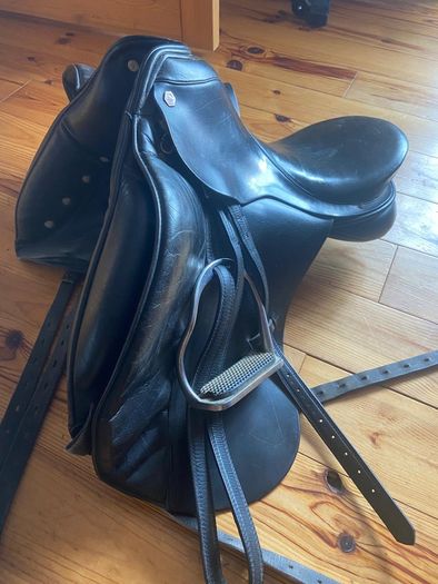 Dressage saddle