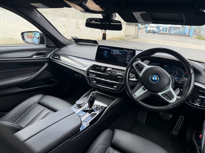 2023 BMW 530e M Sport Pro X Drive,Sunroof, 20 inch