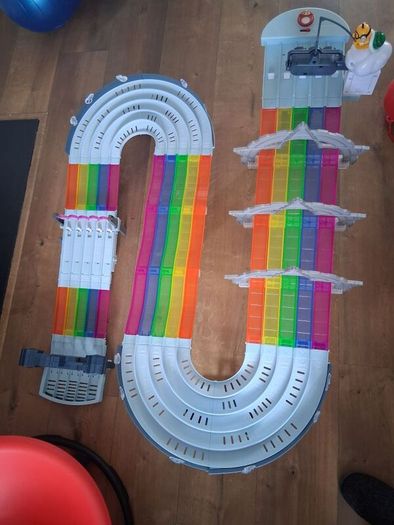 Mariokart hot wheels track and 17 cars