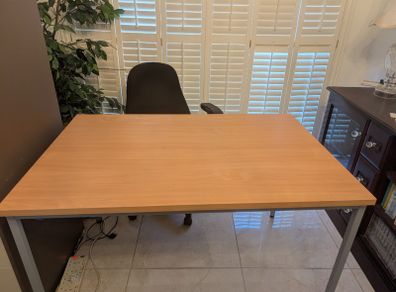 Desk/table and chair