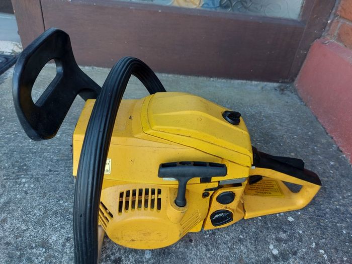 Petrol Chainsaw in like new condition,  Blade & motor, See Pictures