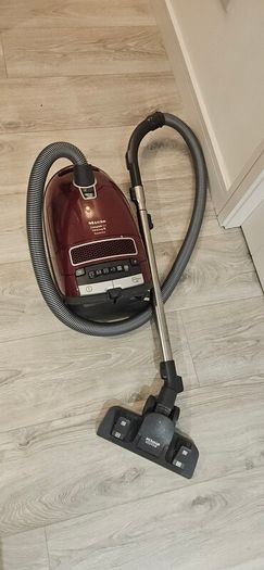 I repair a Miele vacuum cleaner.