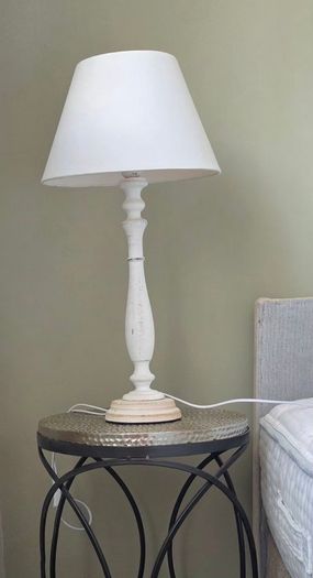 2x white table lamps