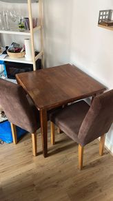 Extendable table with 2 chairs in good condition
