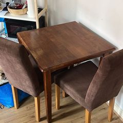 Extendable table with 2 chairs in good condition