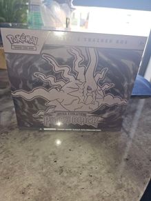 Pokemon Mega Evolution Pitch Black Elite Trainer Box
