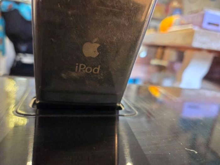 Apple iPod Classic 160GB (Black) + iWantit Docking Speaker Station