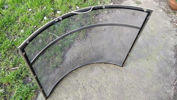 Heavy duty bow shaped firescreen / fireguard