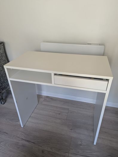 White desk with drawer