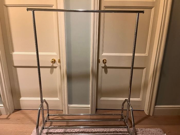 Clothes hanging rail