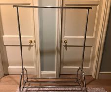 Clothes hanging rail