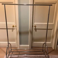 Clothes hanging rail