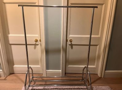 Clothes hanging rail
