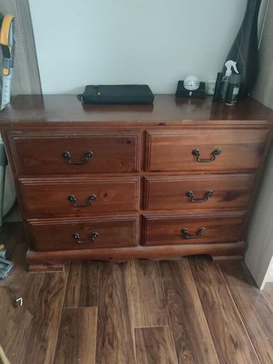 chest of drawers/ dresser