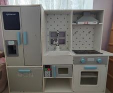 Toy kitchen