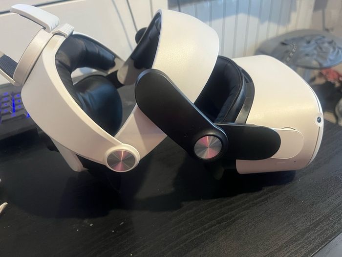 Meta quest 2 vr head set with comfort strap