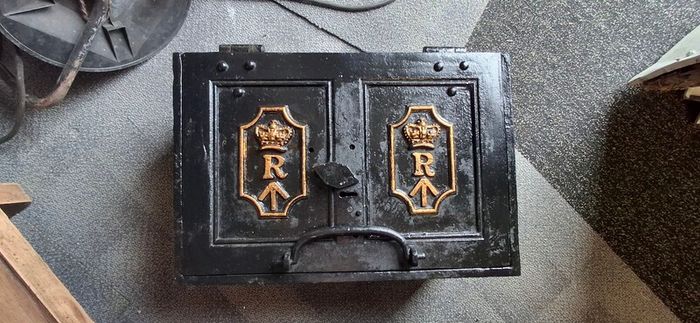 Victorian travelling paymaster safe