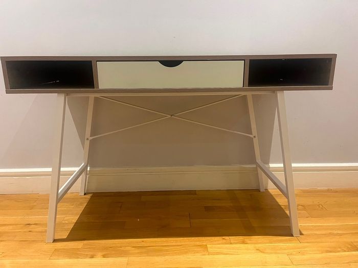 Jysk office desk. Name of product Abbetved.