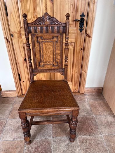 A charming pair of late Victorian carved oak Hall chairs richly modelled,  Cirka 1890's.