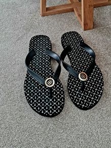 Tommy Hilfiger flip flops like New