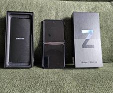 Samsung Galaxy Z Flip3 5G Black with Navy case