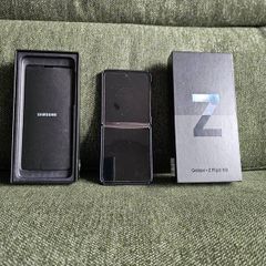 Samsung Galaxy Z Flip3 5G Black with Navy case